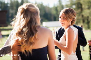 bride talking to her friends at cocktail hour
