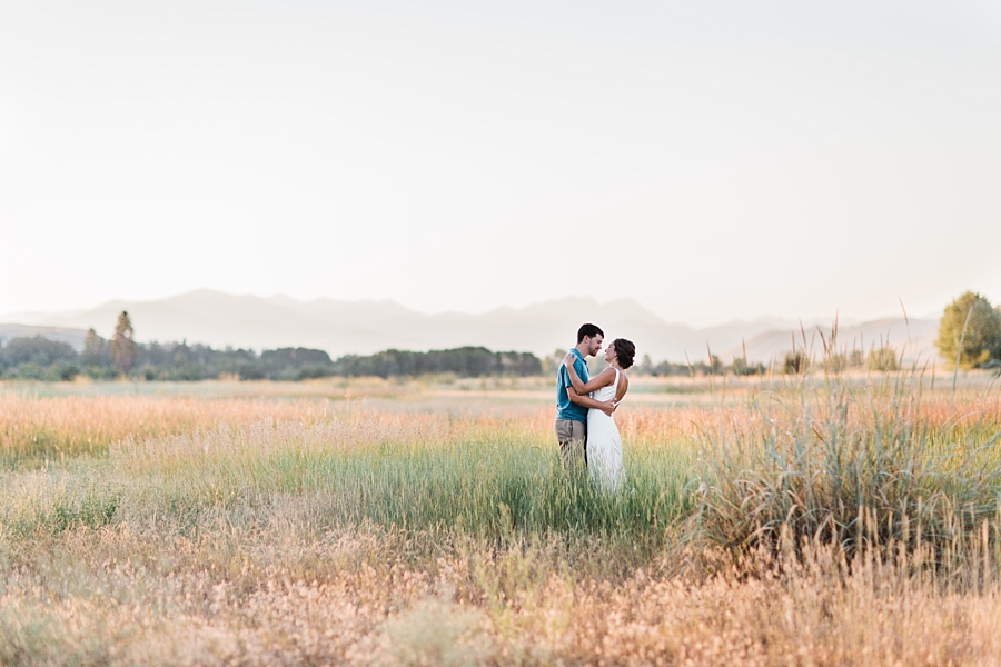 seattle mountain wedding photograher captures golden hour portraits in the methow valley
