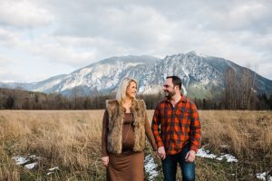 maternity photos in north bend in winter with mt si