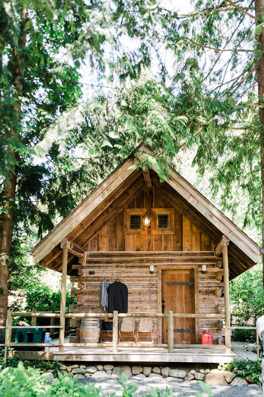 Groom's cabin at Snohomish wedding venue Green Gates at Flowing Lake