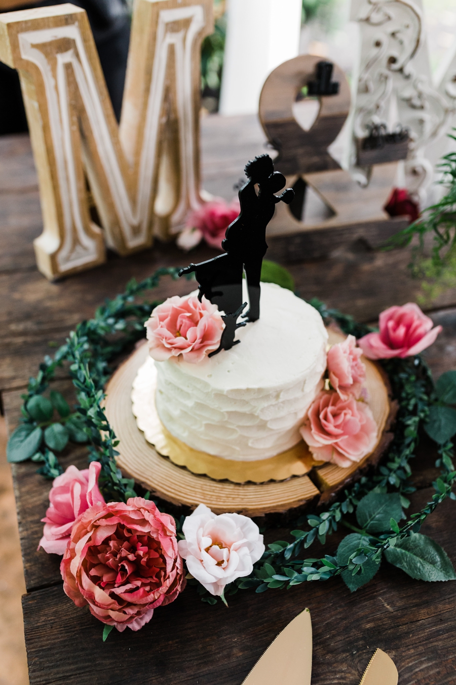 Simple white wedding cake with pink florals photographed by Seattle wedding photographer Amy Galbraith