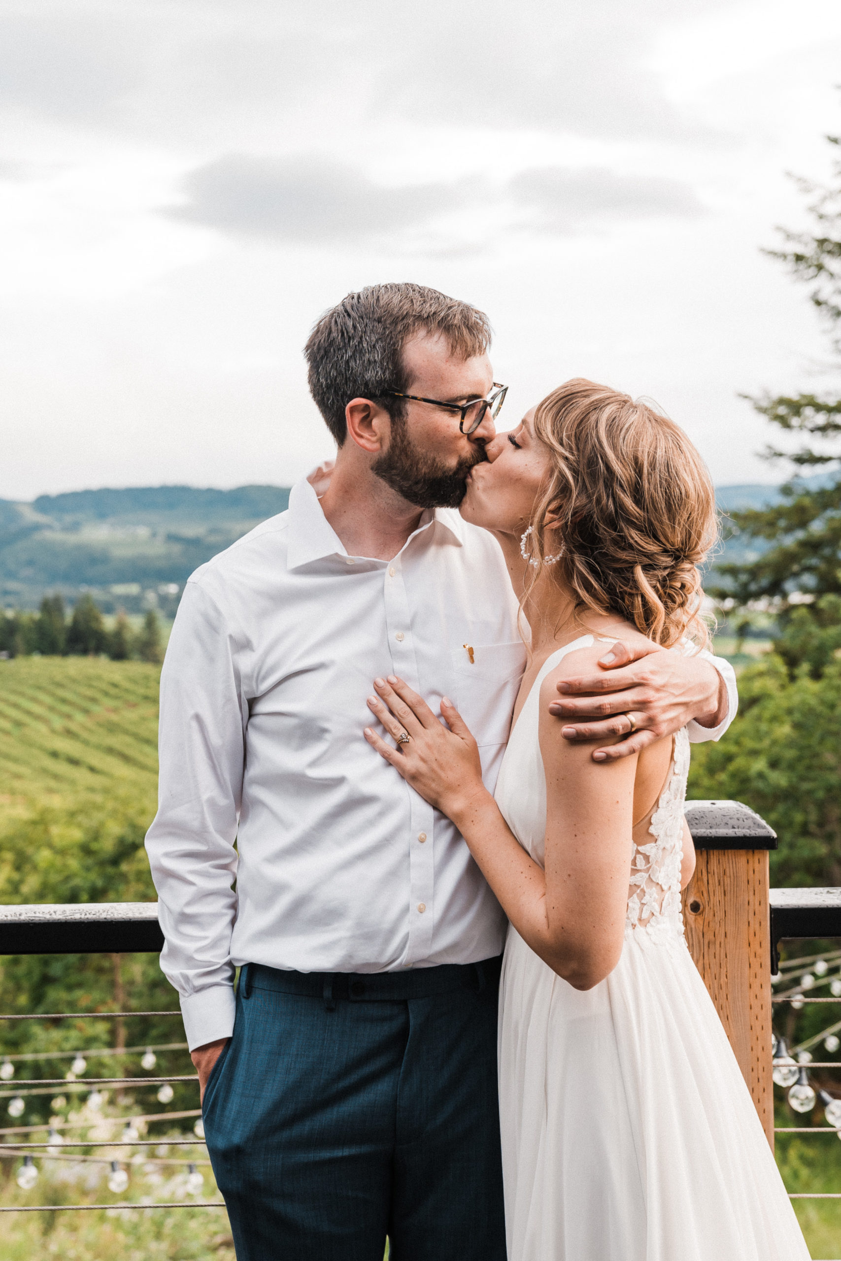 Bride and groom kiss at Hood River wedding in Oregon