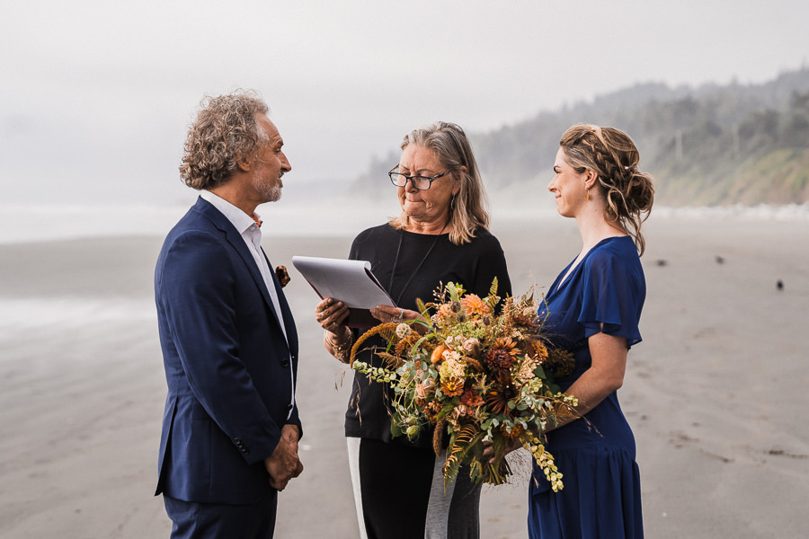 Couple says their vows on the Washington coast